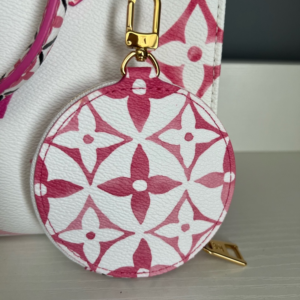 Louis Vuitton Monogram Giant By The Pool 2.0 On The Go PM Pink - Picture 2 of 14